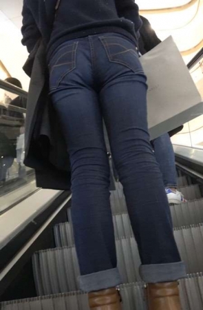 商场连拍3位紧身牛仔裤美女shopping [989 MB]