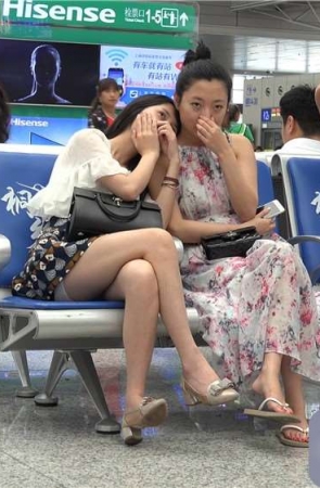 街拍人字拖姑娘、一双精致玉足 [3.54 GB/MP4]