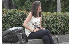 4k-花坛边休息的外国美眉，玉足雪白干净。