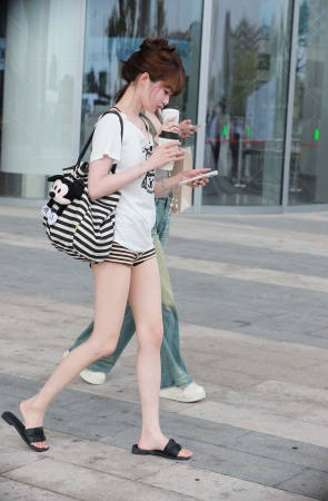 条纹热裤可爱小姐姐