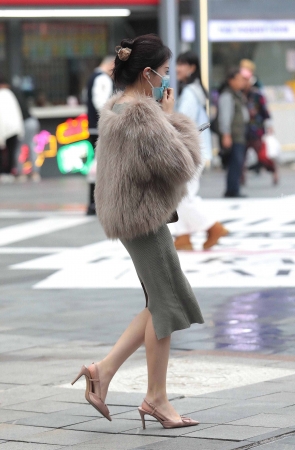 气质街拍高跟少妇