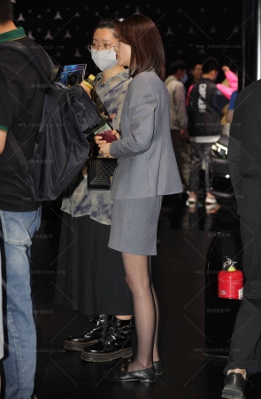 轻熟奔驰销售顾问黑丝美腿 10P