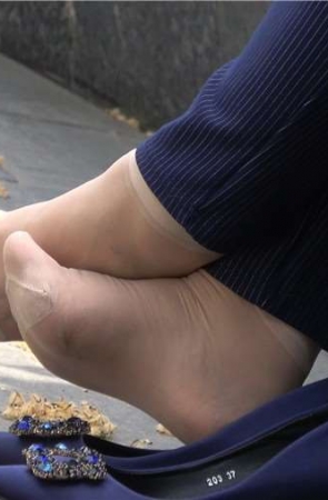 4k视频，超紧特写丰腴熟女打电话间隙晾脚