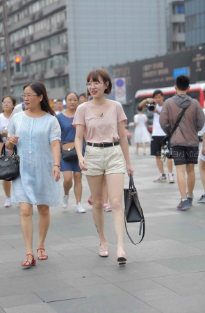 街拍粉色T恤短发眼镜妹