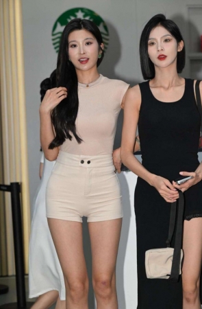 高挑风情姐妹 [119P-1.90GB]