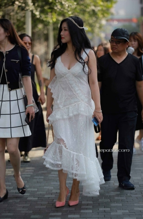 街拍粉色高跟长裙性感丰满美女