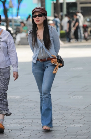 牛仔裤墨镜美女