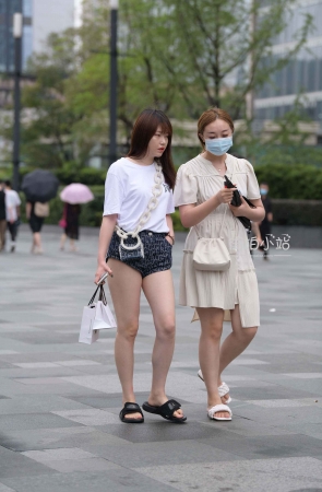 妹子与闺蜜同行