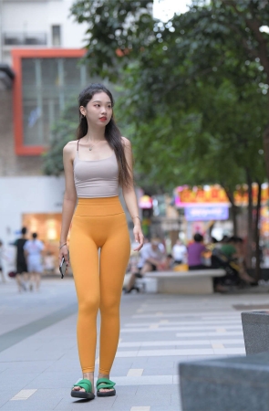 一始街拍作品 黄色瑜伽裤小妹