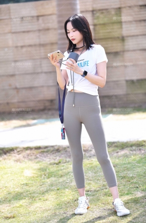 她感觉背后有个镜头