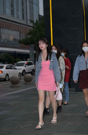 街拍粉色裙凉高玉足美女小姐姐