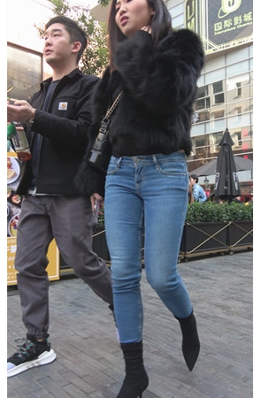 漂亮的牛仔紧身裤美女