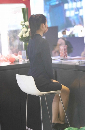 街拍肉丝高跟OL