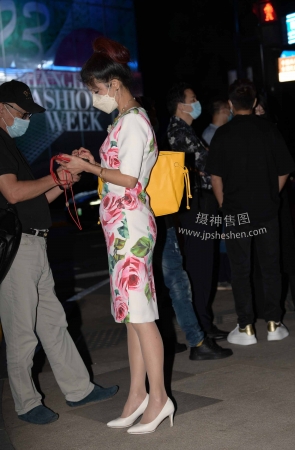 22923-11+68【上海时装周】丝袜少妇【套图➕视频】 15P