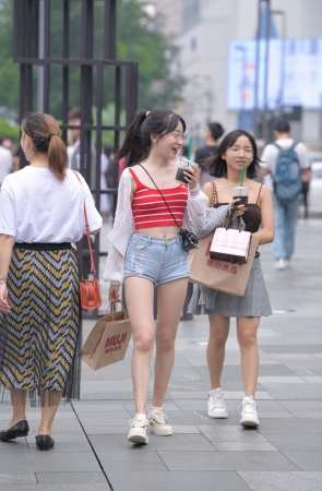 热裤大白腿的小鲜肉