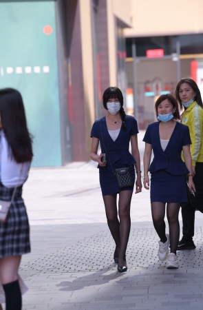 职工美腿丝袜美眉~