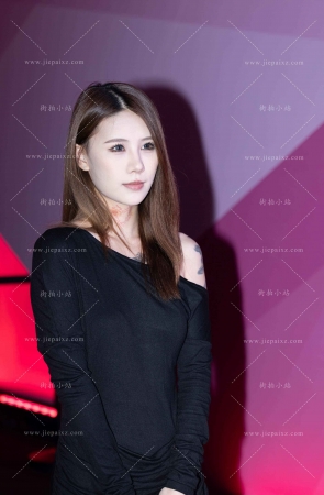 黑色斜肩裙美眉 [16P]