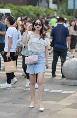 街拍气质墨镜美女