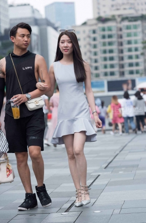 街拍漂亮的美女姐姐