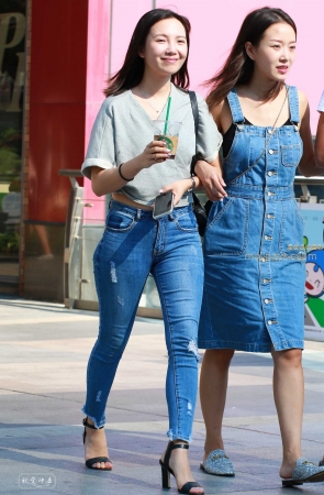 凉高跟 露腰 紧牛美眉