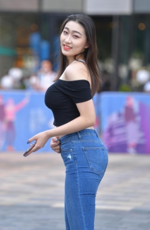 肌肤如雪的丰腴紧牛美女