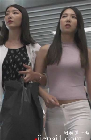 街拍圆润美臀的紧身白裤美眉 [425 MB]