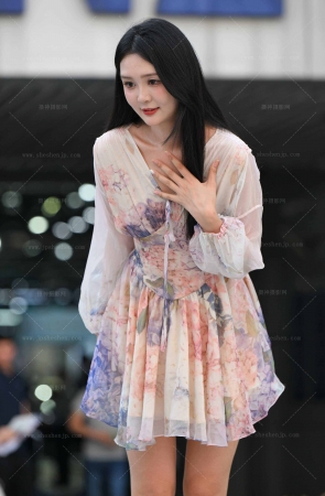 25610-20-53√清秀美腿小姐姐 7P