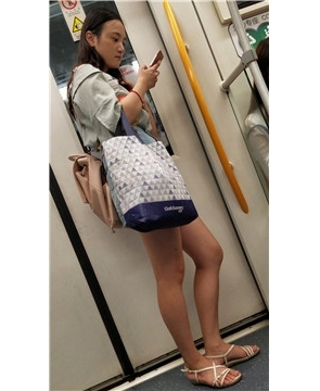 4k视频，地铁车厢街拍美腿热裤小姑娘