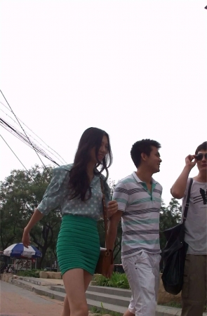 难得一见的绿色包臀裙美女