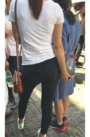 黑裤牛仔小妹