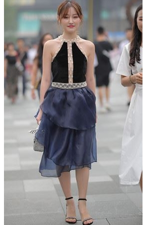 漂亮的气质美女【套图+视频】