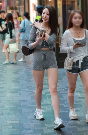 灰色热裤美女
