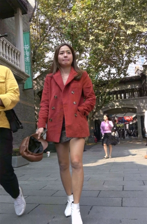 很有气质的红色外套美腿美女