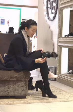 等了好久果然有戏，甜美少妇一把扯掉棉袜露出艳趾纤足