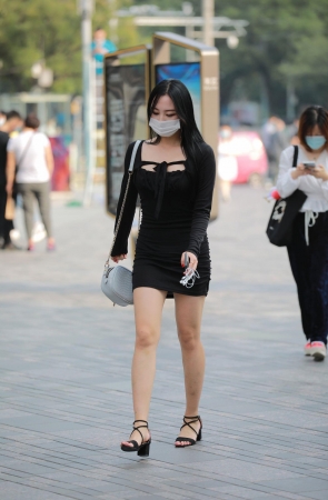 紧身包臀裙妹子