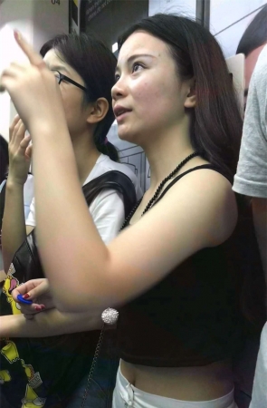 地铁上的极品短裤妹子