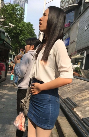 紧绷蓝色牛仔包臀裙肉色丝袜美眉