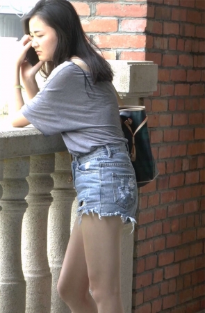 倚着栏杆打电话的气质美女