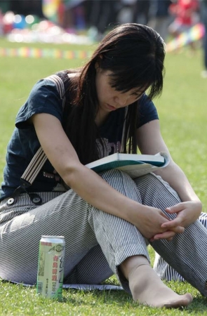 No555 秀美丝足在阳光下无所遁形