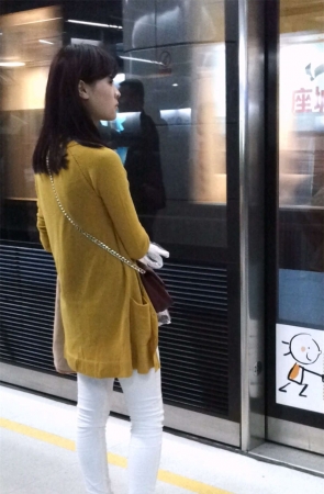 地铁站很好看的美女