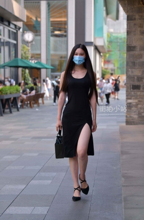 街拍开衩裙美女