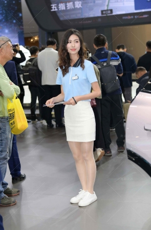 工作中的小白裙妹子