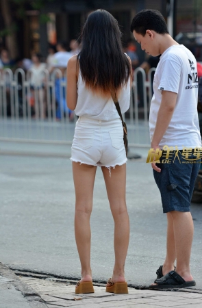 2017-01-25-1,热裤裸腿