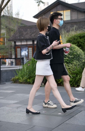 街拍短发美腿白短裙小姐姐