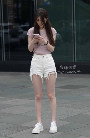 23526-10=51√白皙美腿热裤【套图➕视频】 13P