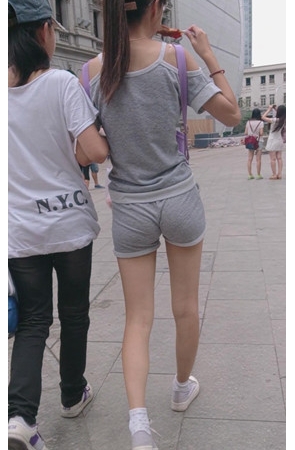 灰色短裤眼镜妹