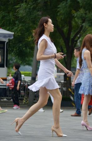 7-28 细跟尖头鞋，部分透明显得脚部更加性感