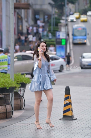 抓拍打电话的长腿凉高美女