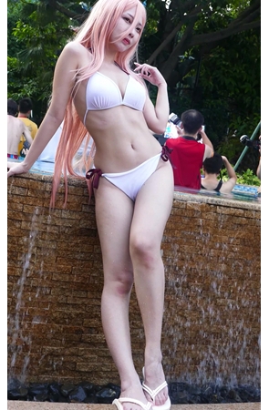 性感的白色比基尼