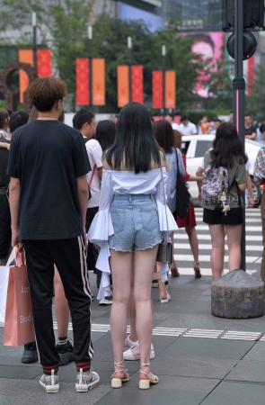 别人家的靓丽女友